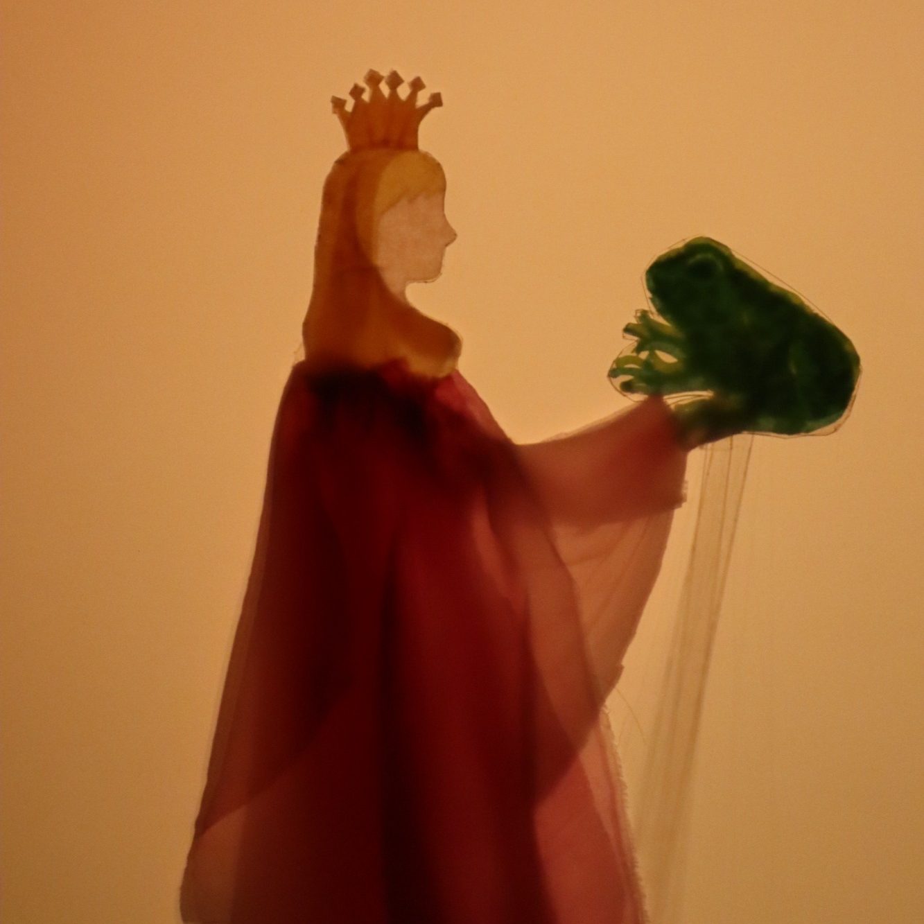 Schattentheater - Inszenierung von Lys Soleil: Die Prinzessin hält den grünen Frosch aus dem Märchen der Brüder Grimm