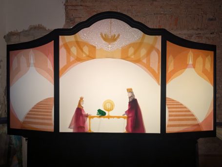 Die mobile Schattentheater - Bühne von Lys Soleil mit einer Szene aus " Der Froschkönig" im prunkvollem Schloss-Saal.