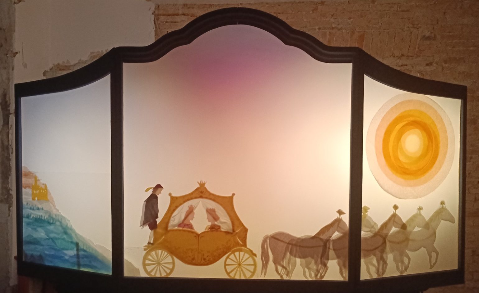 Märchen- Schattentheater von Lys Soleil: Eine Kutsche mit Prinz und Prinzessin mit Pferden bespannt, in einer magischen Lichtinszenierung 